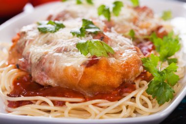 Parmesan tavuklu biftek.