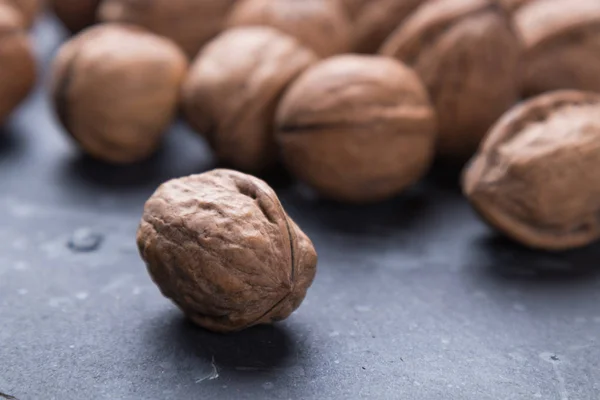 Conchas de nozes inteiras — Fotografia de Stock