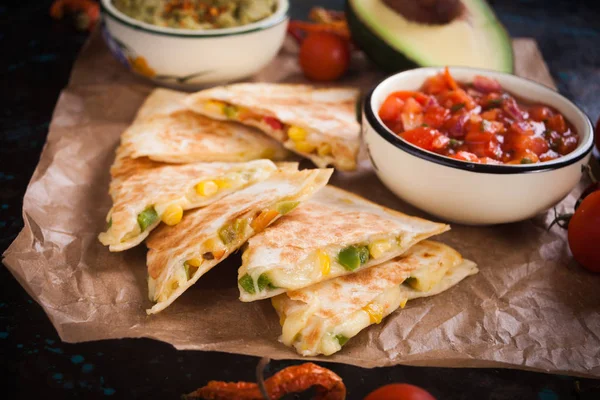 Meksika quesadilla 'sı, peynirle dolu tortilla, et ve sebze — Stok fotoğraf