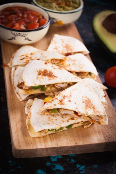 Meksykańska quesadilla, tortilla wypełniona serem, mięsem i rośliną — Zdjęcie stockowe