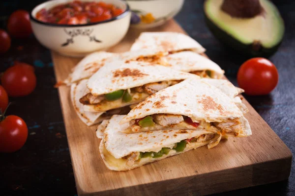 Mexicaanse quesadilla, tortilla gevuld met kaas, vlees en vegetatie — Stockfoto