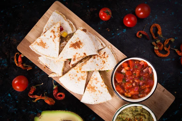 Mexicaanse quesadilla, tortilla gevuld met kaas, vlees en vegetatie — Stockfoto