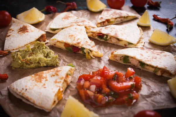 Meksykańska quesadilla, tortilla wypełniona serem, mięsem i rośliną — Zdjęcie stockowe