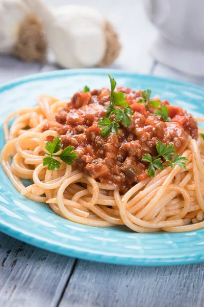 Спагетти с болоньезе макароны с говядиной рагу — стоковое фото