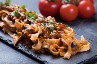 İtalyan ragu bolonez ve düz fettuccine makarna.