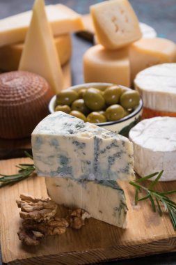 Yıllanmış peynir yuvarlak ve dilimler