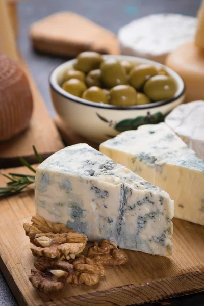 Παλαιωμένο τυρί στρογγυλό και φέτες — Φωτογραφία Αρχείου