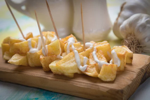 Patatas bravas, papa frita española —  Fotos de Stock