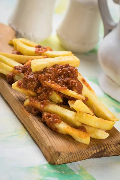 Pommes frites med hakket kød salsa - Stock-foto