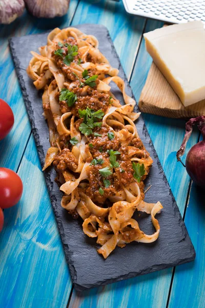 Italiensk ragu bolognese med platt fettuccine pasta — Stockfoto