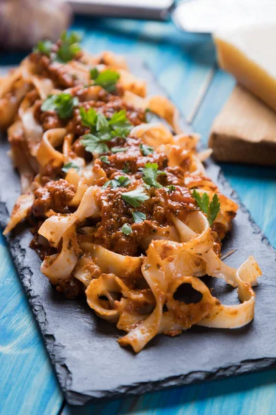 Italiensk ragu bolognese med platt fettuccine pasta — Stockfoto