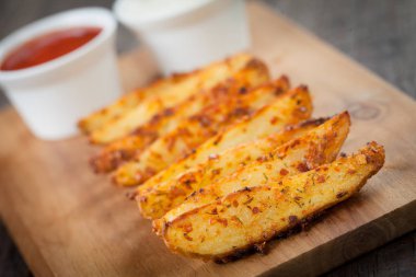 Baharatlı patates dilimleri