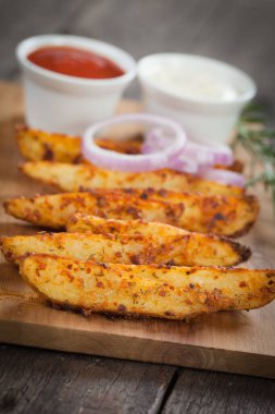 Baharatlı patates dilimleri