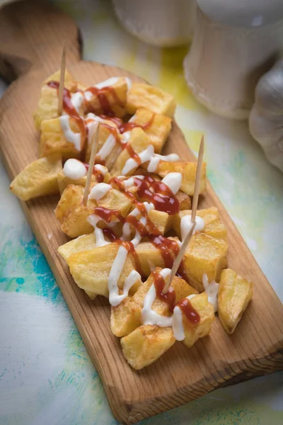 Patatas bravas, ziemniaki smażone w hiszpanii — Zdjęcie stockowe