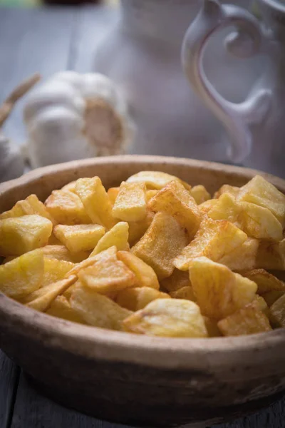 Patatas bravas, ziemniaki smażone w hiszpanii — Zdjęcie stockowe