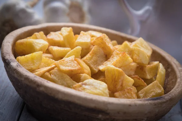 Patatas bravas, spansk stekt potatis — Stockfoto