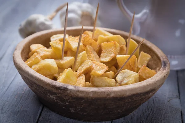 Patatas bravas, spanische Bratkartoffeln — Stockfoto