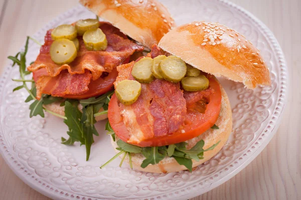 Бекон, салатом і помідор сендвіч — стокове фото