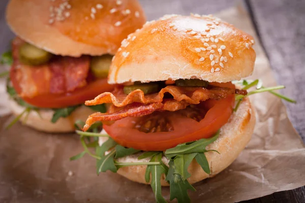 Бекон, салатом і помідор сендвіч — стокове фото