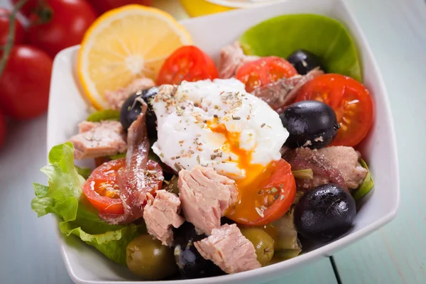 Yumurta ve ton balıklı Nicoise salatası. — Stok fotoğraf