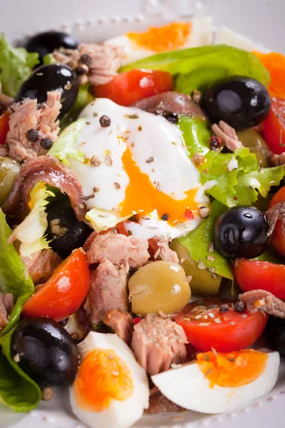 Ensalada de Nicoise con huevos y atún —  Fotos de Stock