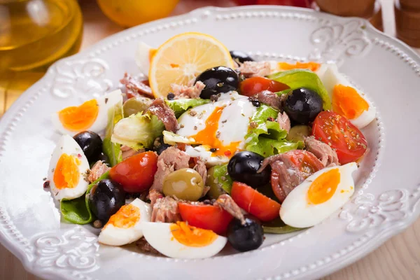 Salade de nicoise aux œufs et thon — Photo