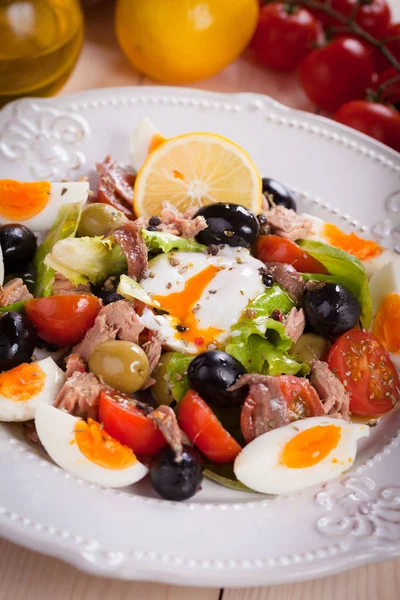 Yumurta ve ton balıklı Nicoise salatası. — Stok fotoğraf