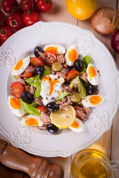 Yumurta ve ton balıklı Nicoise salatası. — Stok fotoğraf