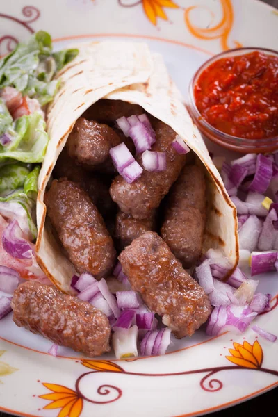 Cevapcici bośniacki, kebab z mięsa mielonego — Zdjęcie stockowe