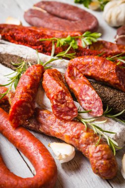 Pişmiş domuz ve sığır eti sosisi.