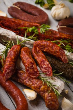 Pişmiş domuz ve sığır eti sosisi.