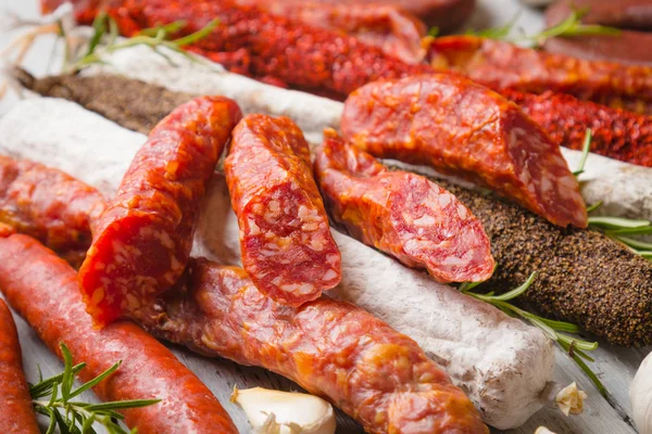 Salsichas de porco e carne de bovino curadas — Fotografia de Stock
