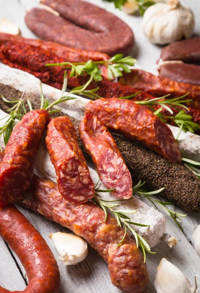 腌制猪肉和牛肉香肠 — 图库照片