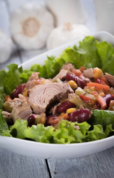 Ensalada de atún con verduras —  Fotos de Stock