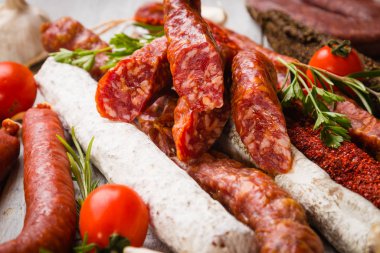 Pişmiş domuz ve sığır eti sosisi.