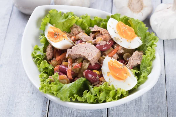 Thunfischsalat mit Gemüse — Stockfoto