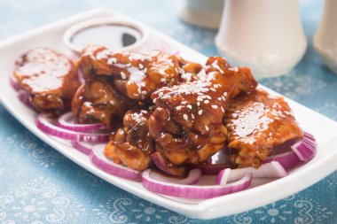 Asya baharatlı tavuk kanatları