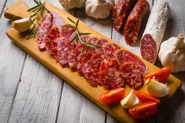 Pişmiş domuz ve sığır eti sosisi.