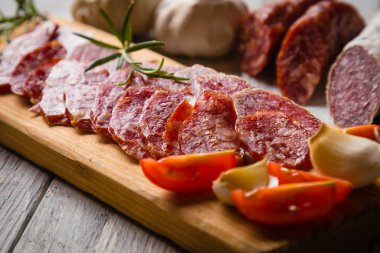 Pişmiş domuz ve sığır eti sosisi.