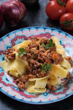İtalyan ragu bolonez ve düz fettuccine makarna.