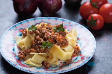 İtalyan ragu bolonez ve düz fettuccine makarna.
