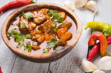 Gulaş kasede servis ediliyor.