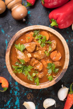 Gulaş kasede servis ediliyor.