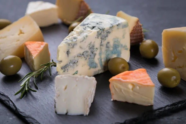 Παλαιωμένο τυρί στρογγυλό και φέτες — Φωτογραφία Αρχείου