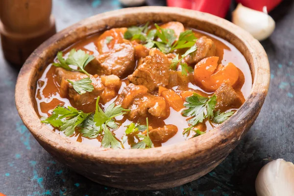 Gulash de ternera servido en tazón — Foto de Stock