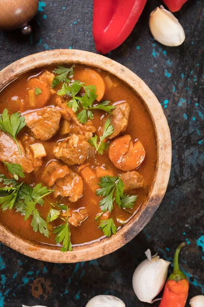 Gulash de ternera servido en tazón — Foto de Stock