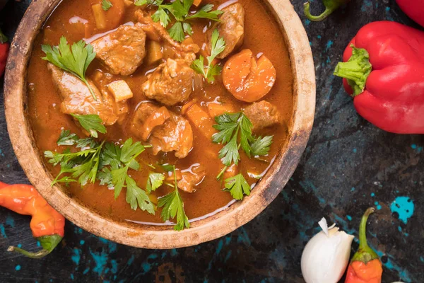 Gulash de ternera servido en tazón — Foto de Stock