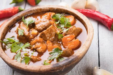 Gulaş kasede servis ediliyor.