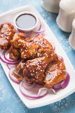 Asya baharatlı tavuk kanatları