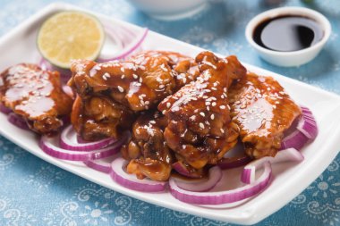 Asya baharatlı tavuk kanatları